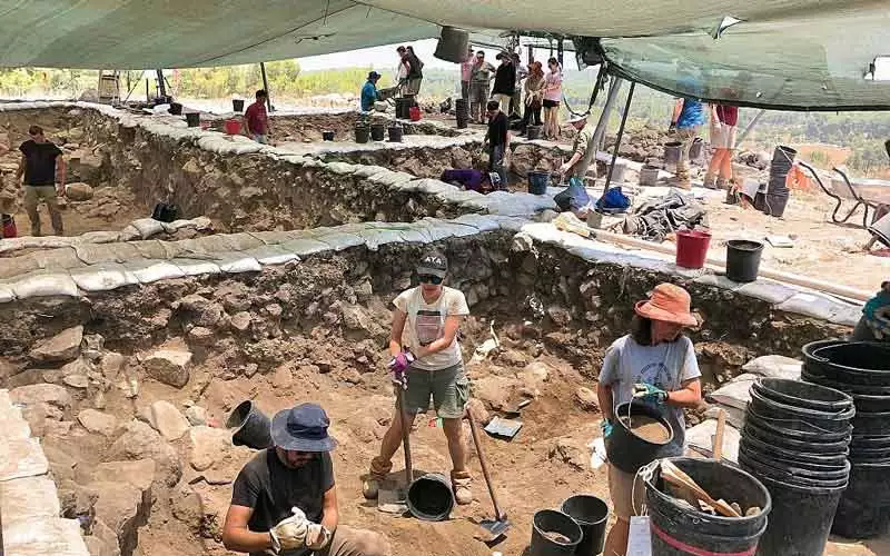 Volunteers working at the Khirbet a-Ra‘i excavation